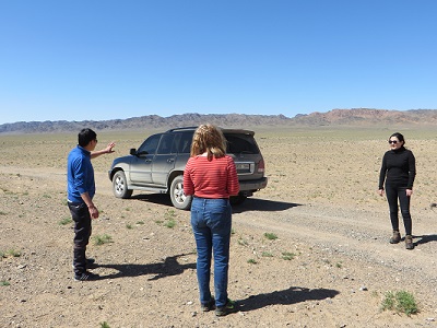 Doogie, Baggie, Alex and the car in the Gobi desert